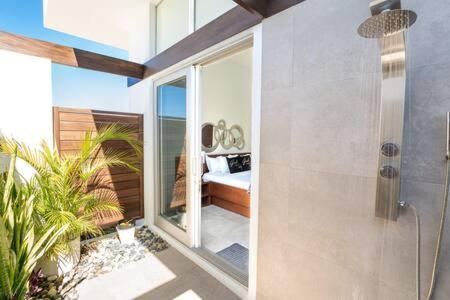 Oceanside 2 Bedroom Luxury Villa With Private Pool, 500Ft From Long Bay Beach -V8 普罗维登西亚莱斯岛 外观 照片